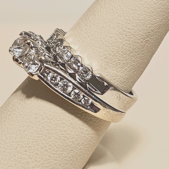 14kt Gold and White Diamond set - Picture 3 of 4